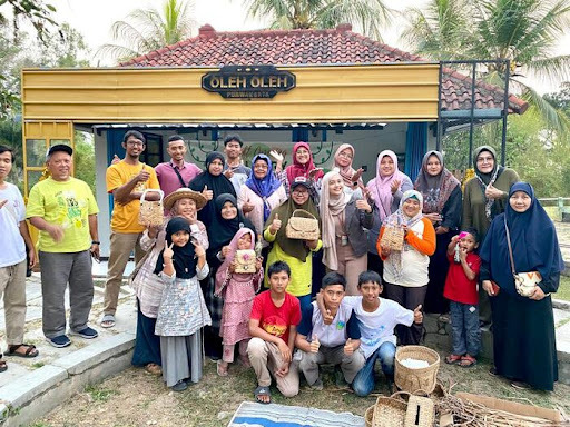 Weaving Change from Waste