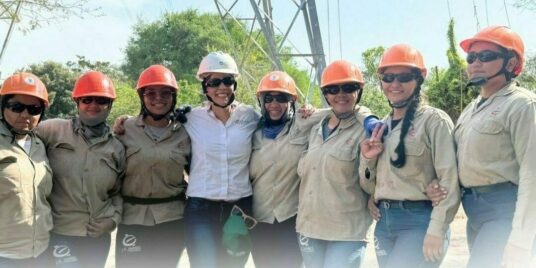 Women who light the way / Mujeres que iluminan el camino
