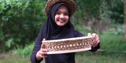 Weaving Change from Waste